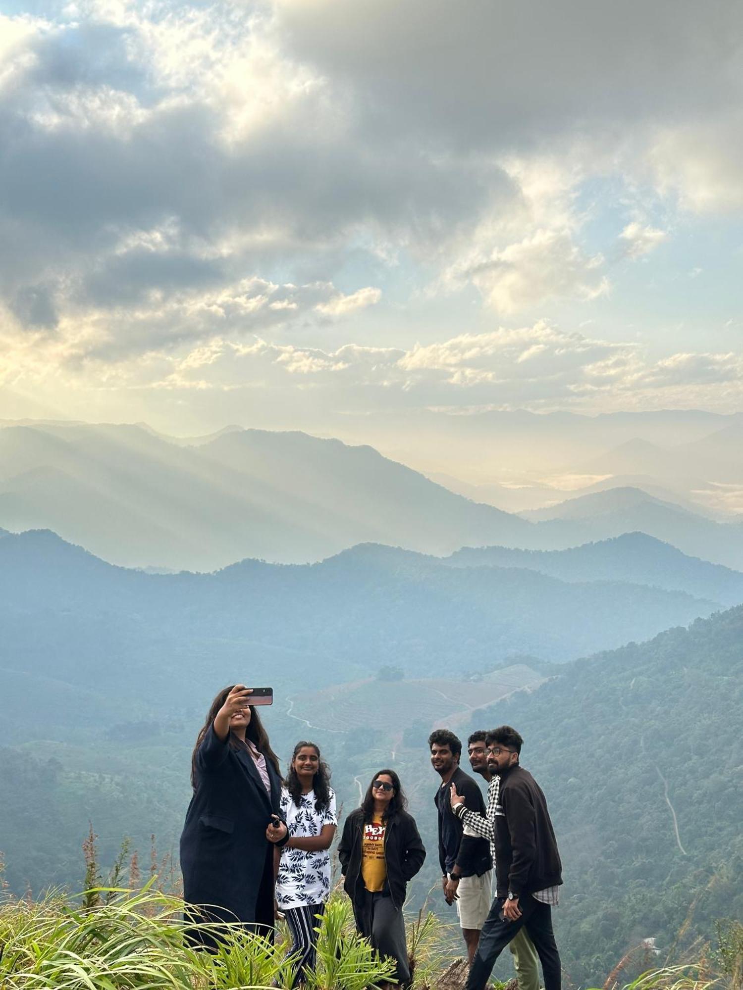 Sunset Valley Kerala Pool Resort - Serene Natural Forest Cottage Stay In Idukki With Sunrise & Sunset Panoramas, Natural Streams & Tranquil Summer Evenings Pīrmed Buitenkant foto