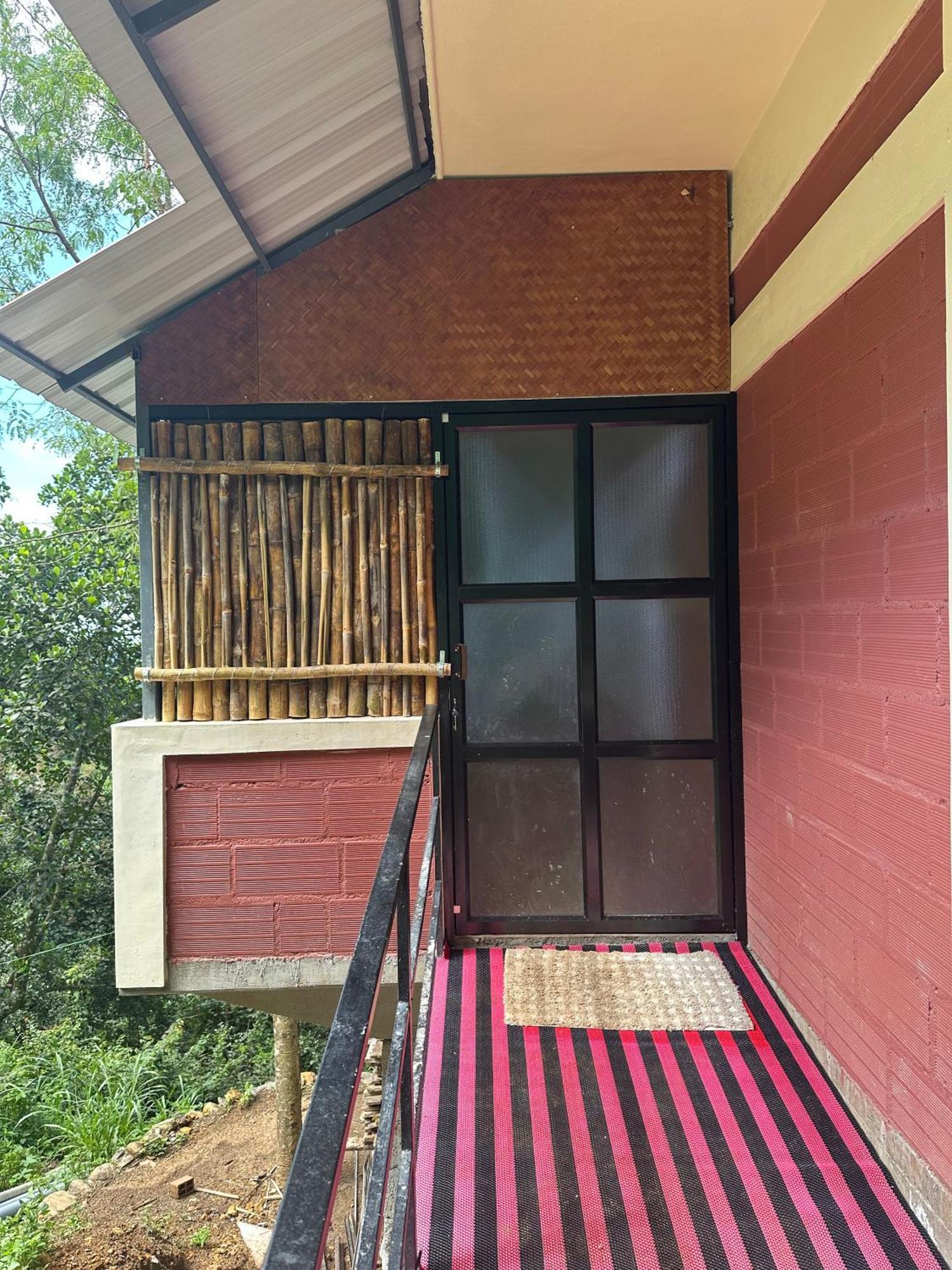 Sunset Valley Kerala Pool Resort - Serene Natural Forest Cottage Stay In Idukki With Sunrise & Sunset Panoramas, Natural Streams & Tranquil Summer Evenings Pīrmed Buitenkant foto