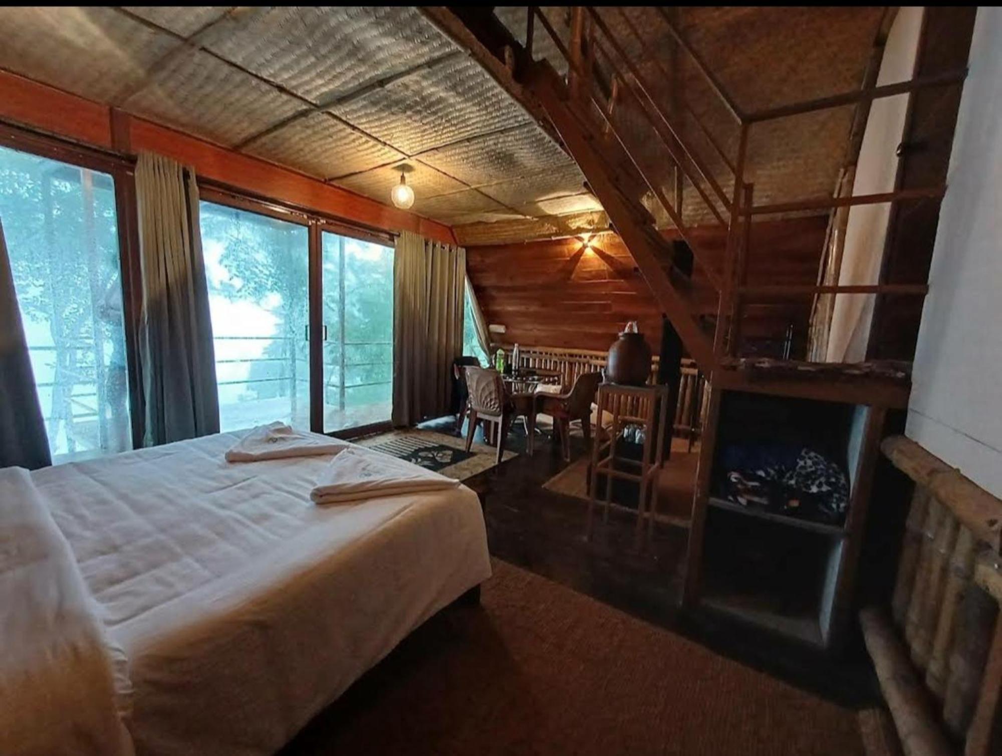 Sunset Valley Kerala Pool Resort - Serene Natural Forest Cottage Stay In Idukki With Sunrise & Sunset Panoramas, Natural Streams & Tranquil Summer Evenings Pīrmed Buitenkant foto