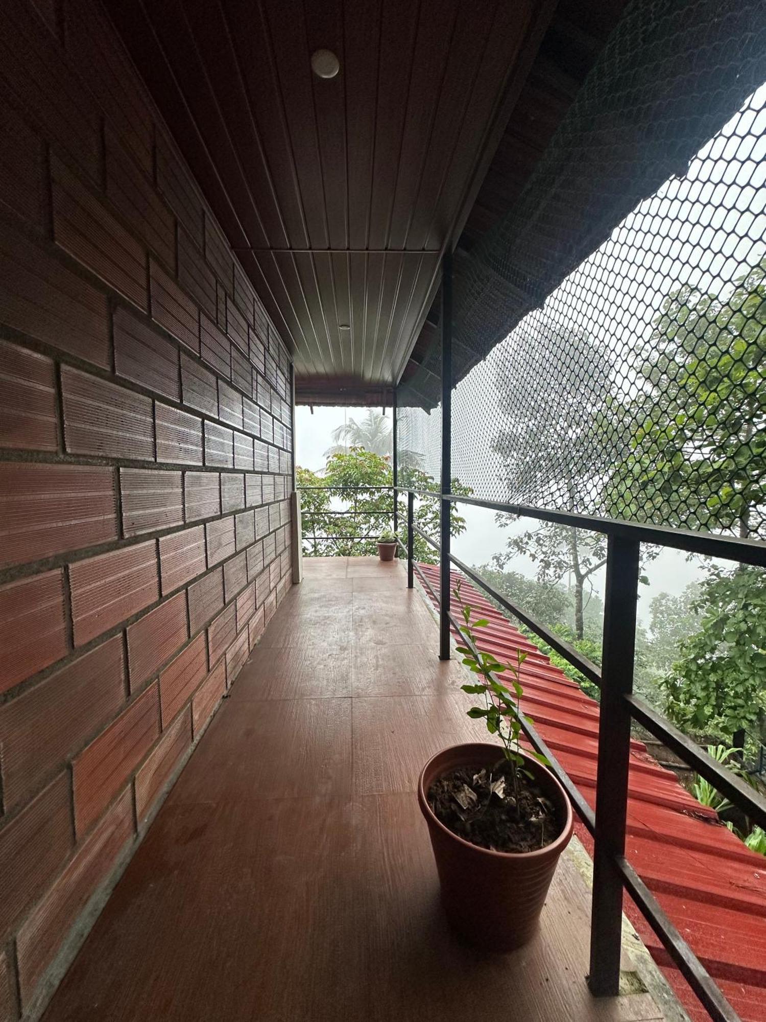 Sunset Valley Kerala Pool Resort - Serene Natural Forest Cottage Stay In Idukki With Sunrise & Sunset Panoramas, Natural Streams & Tranquil Summer Evenings Pīrmed Buitenkant foto