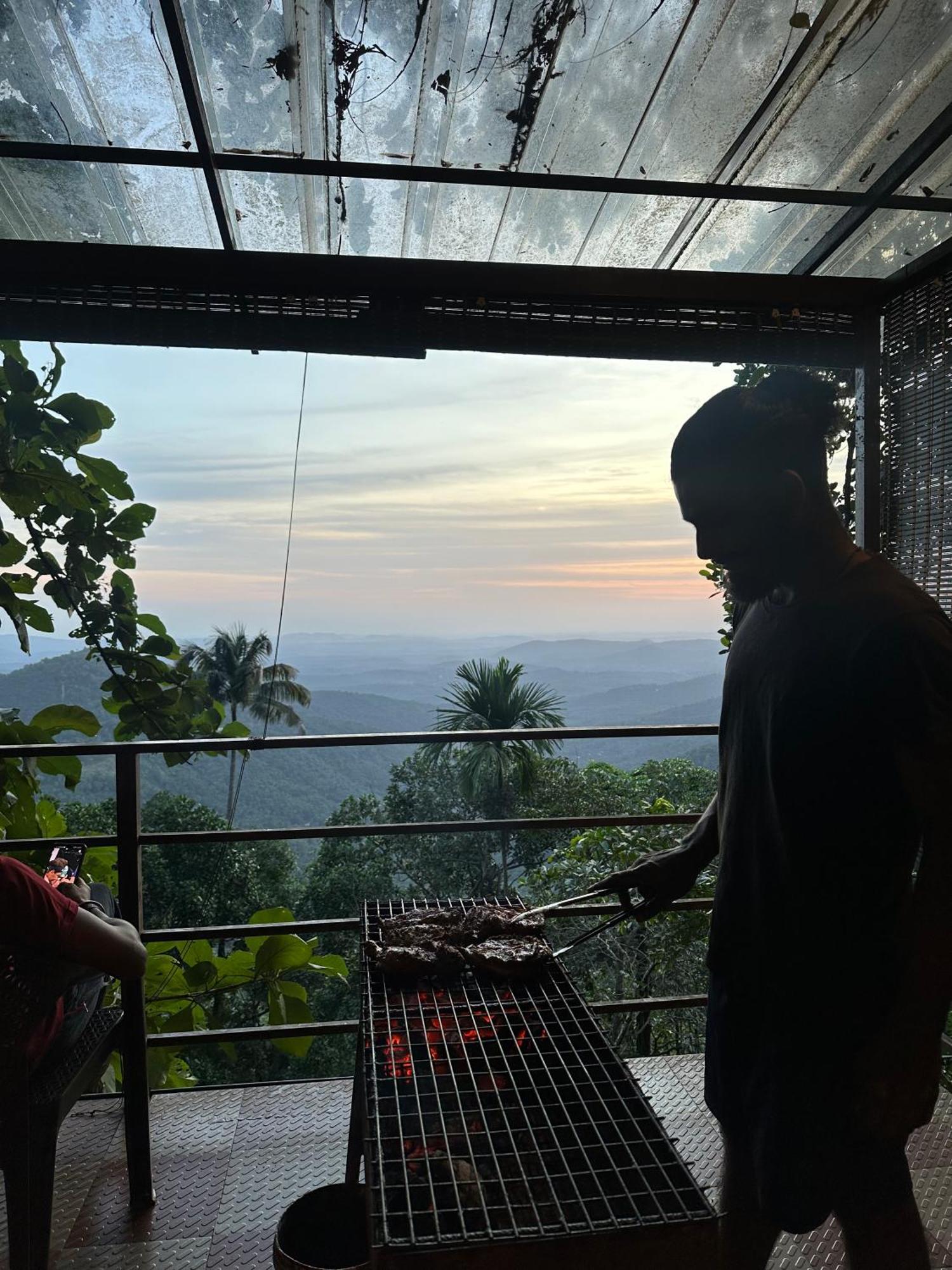 Sunset Valley Kerala Pool Resort - Serene Natural Forest Cottage Stay In Idukki With Sunrise & Sunset Panoramas, Natural Streams & Tranquil Summer Evenings Pīrmed Buitenkant foto
