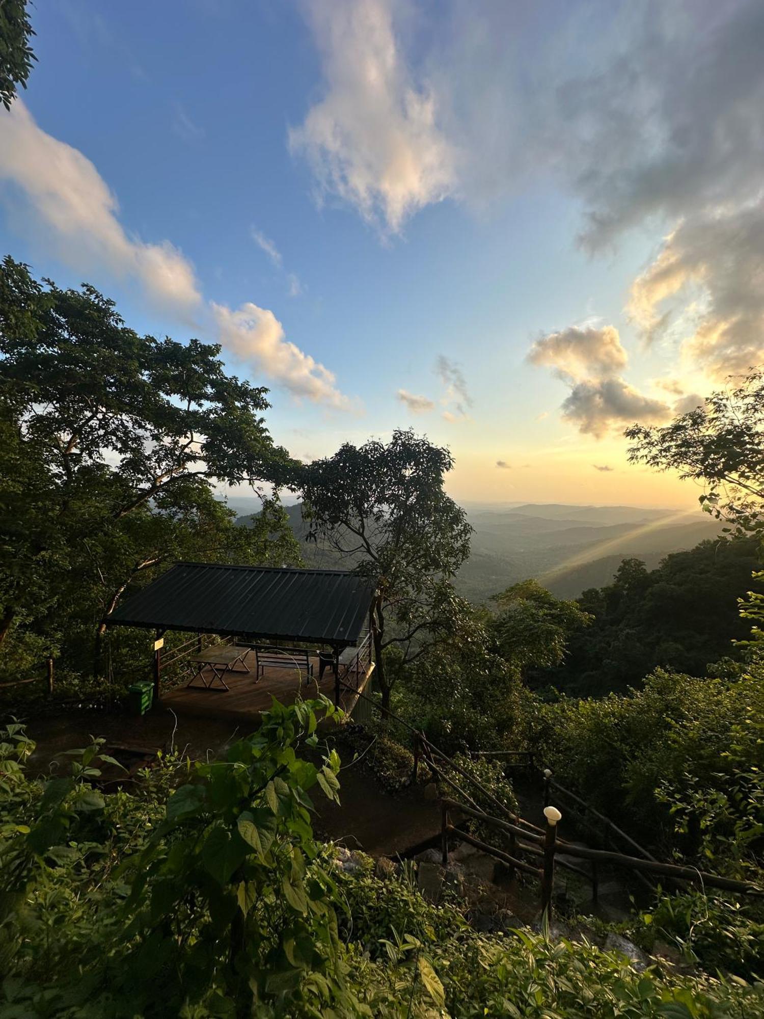 Sunset Valley Kerala Pool Resort - Serene Natural Forest Cottage Stay In Idukki With Sunrise & Sunset Panoramas, Natural Streams & Tranquil Summer Evenings Pīrmed Buitenkant foto