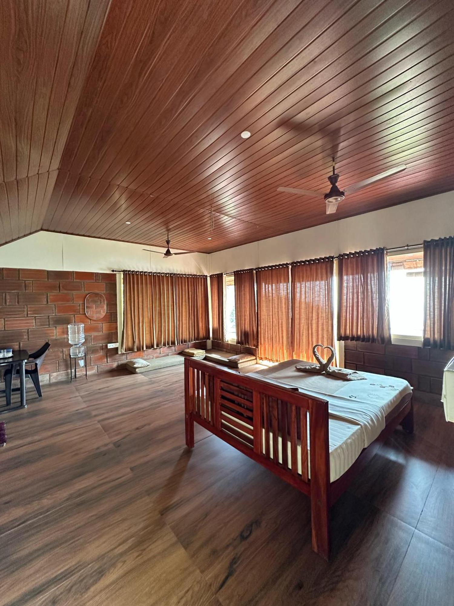 Sunset Valley Kerala Pool Resort - Serene Natural Forest Cottage Stay In Idukki With Sunrise & Sunset Panoramas, Natural Streams & Tranquil Summer Evenings Pīrmed Buitenkant foto